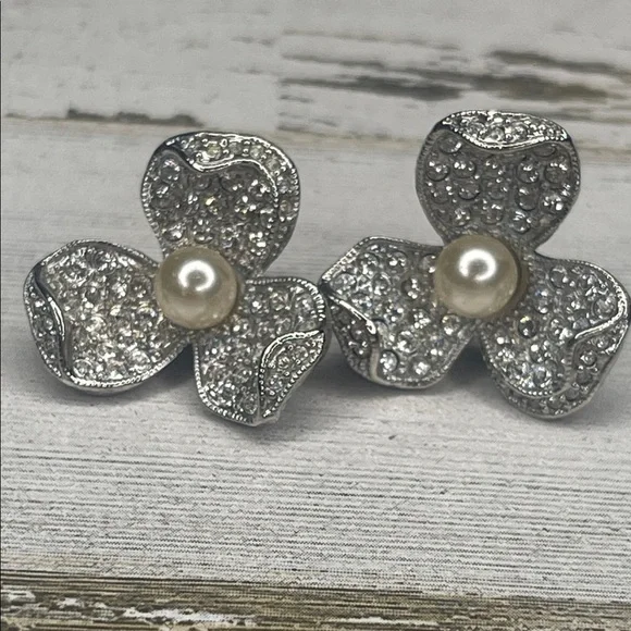 Vintage CIRO Crystal Flower Stud Earrings with Pearl Center. - Picture 2 of 7
